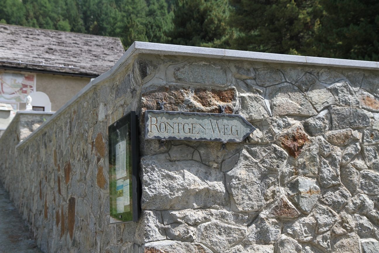 Roentgen's pathway and memorial tablet, Pontresina - 002.JPG